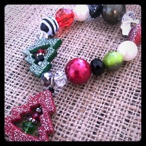 🎄This is the cutest Christmas stretch bracelet!